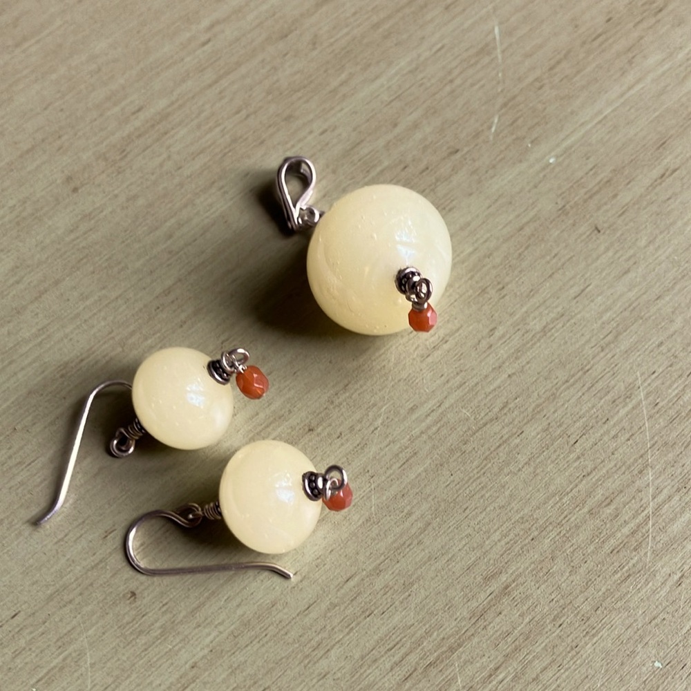 Hand blown glass necklace pendant and pair of earrings.